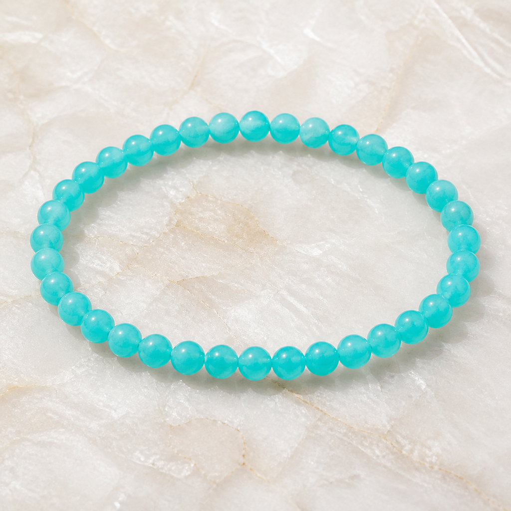 Bracelet en amazonite des États-Unis - Perles de 6 mm, vue complète sur une surface minérale claire