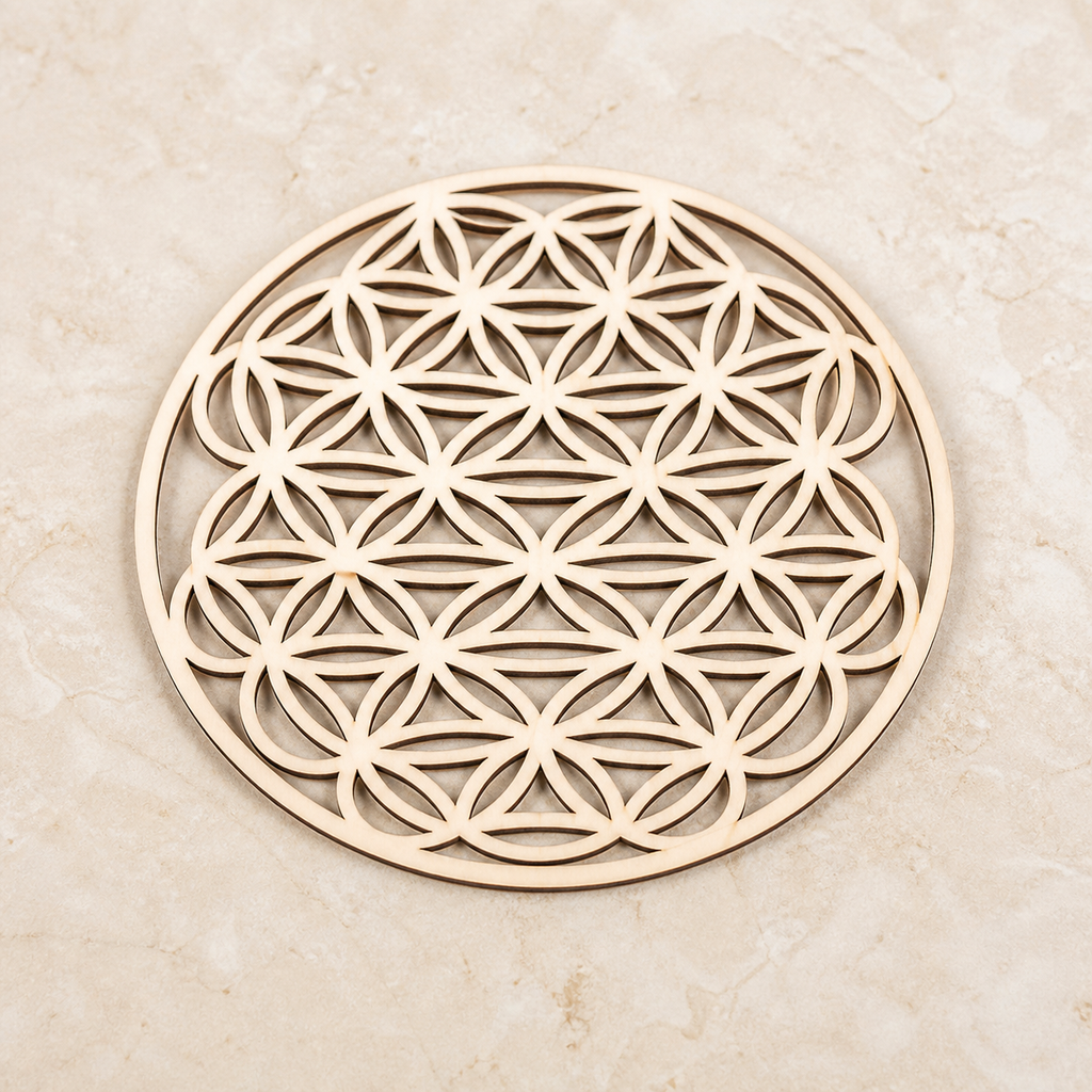 Plaque Fleur de Vie ajourée en bois - 10 cm, vue complète sur une surface minérale claire