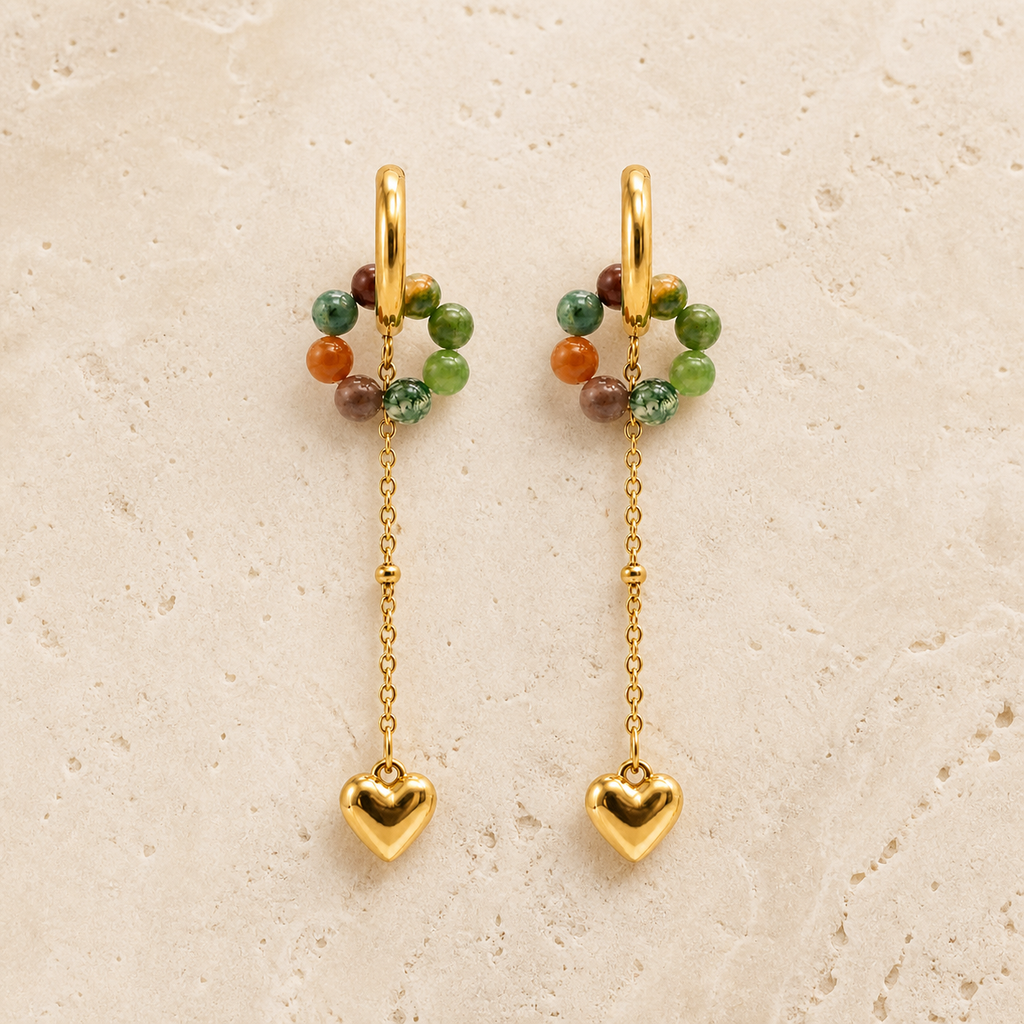 Boucles d'oreilles Auren dorées en agate indienne 4 mm, vue complète sur une surface minérale claire