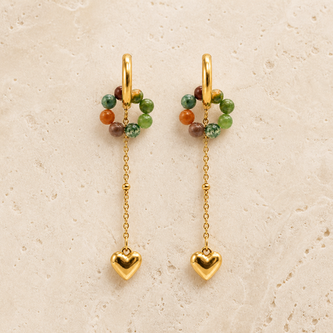 Boucles d'oreilles Auren dorées en agate indienne 4 mm, vue complète sur une surface minérale claire