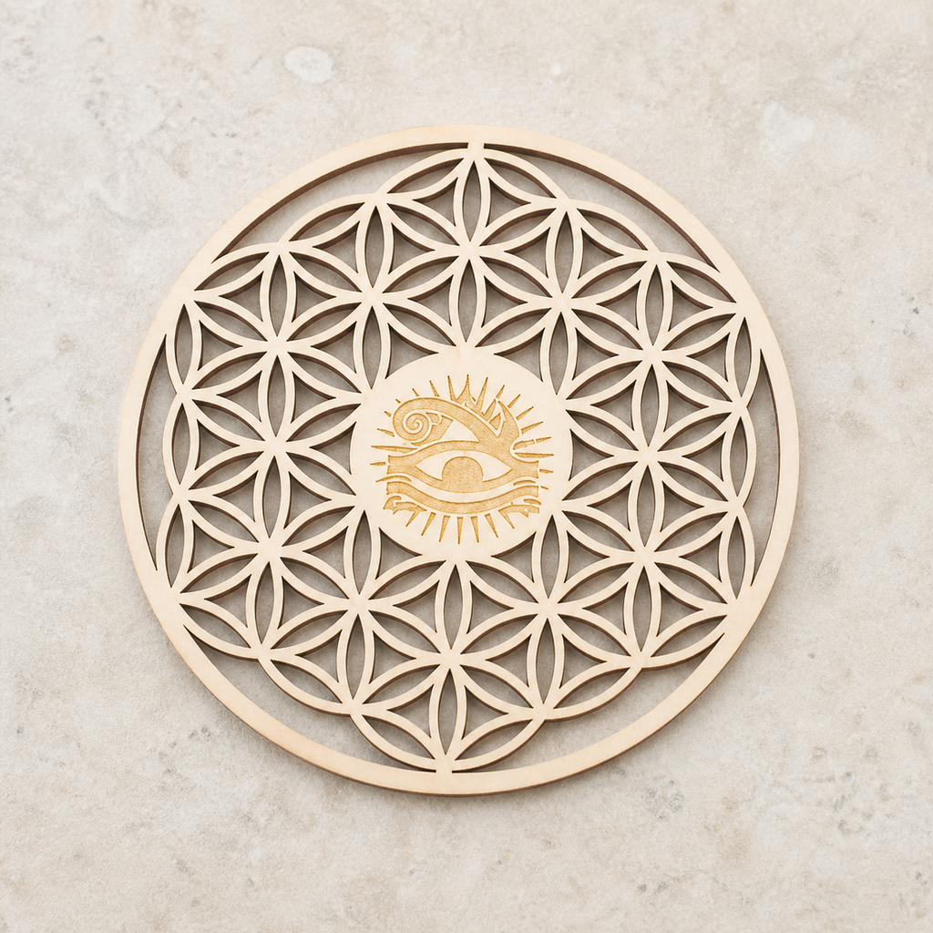 Plaque Fleur de Vie et Œil d'Horus en bois - 10 cm, vue complète sur une surface minérale claire