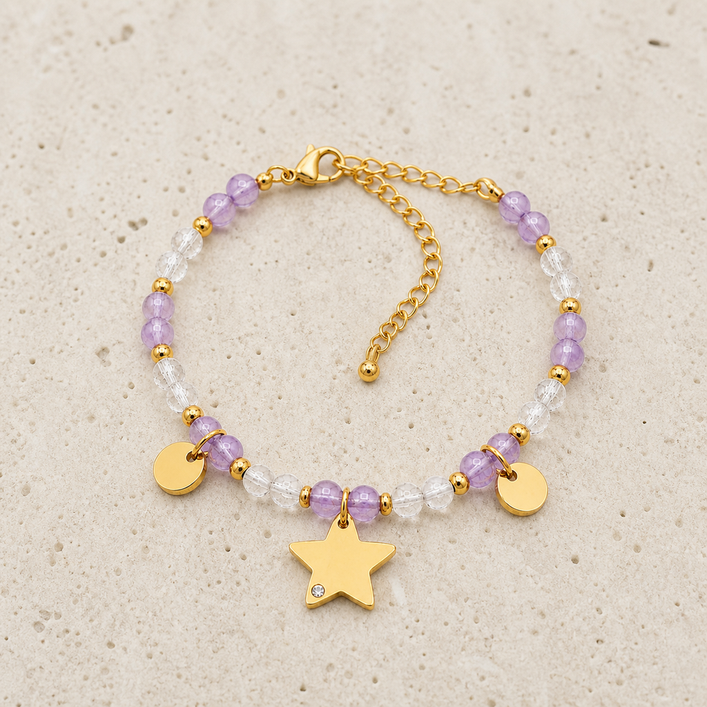Bracelet Mira doré en améthyste et cristal de roche - 16 à 22 cm sur travertin clair