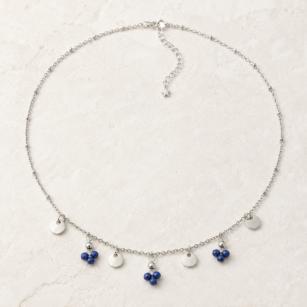 Collier argenté en sodalite à pampilles présenté en entier sur une surface minérale claire
