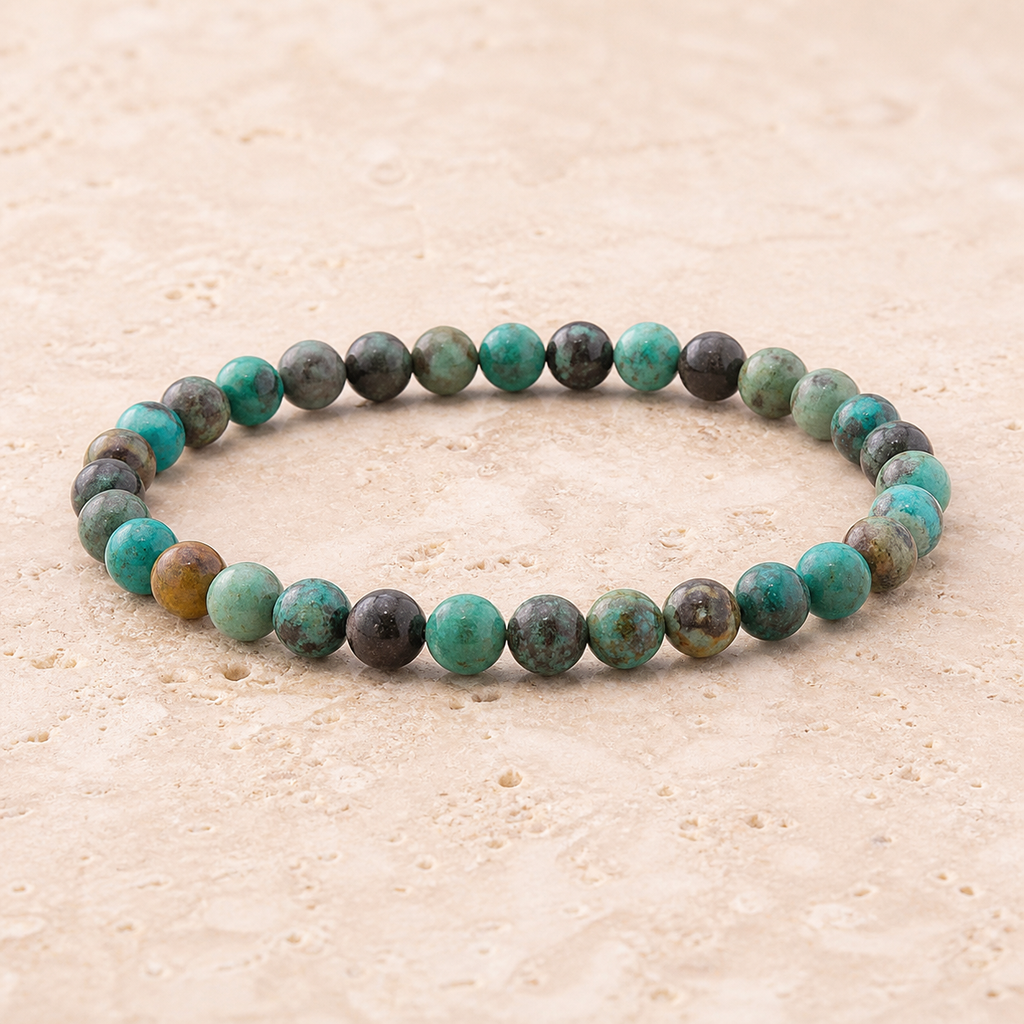Bracelet en turquoise d'Afrique 6 mm - 16 à 18 cm sur travertin clair