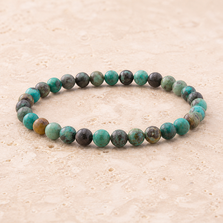 Bracelet en turquoise d'Afrique 6 mm - 16 à 18 cm sur travertin clair
