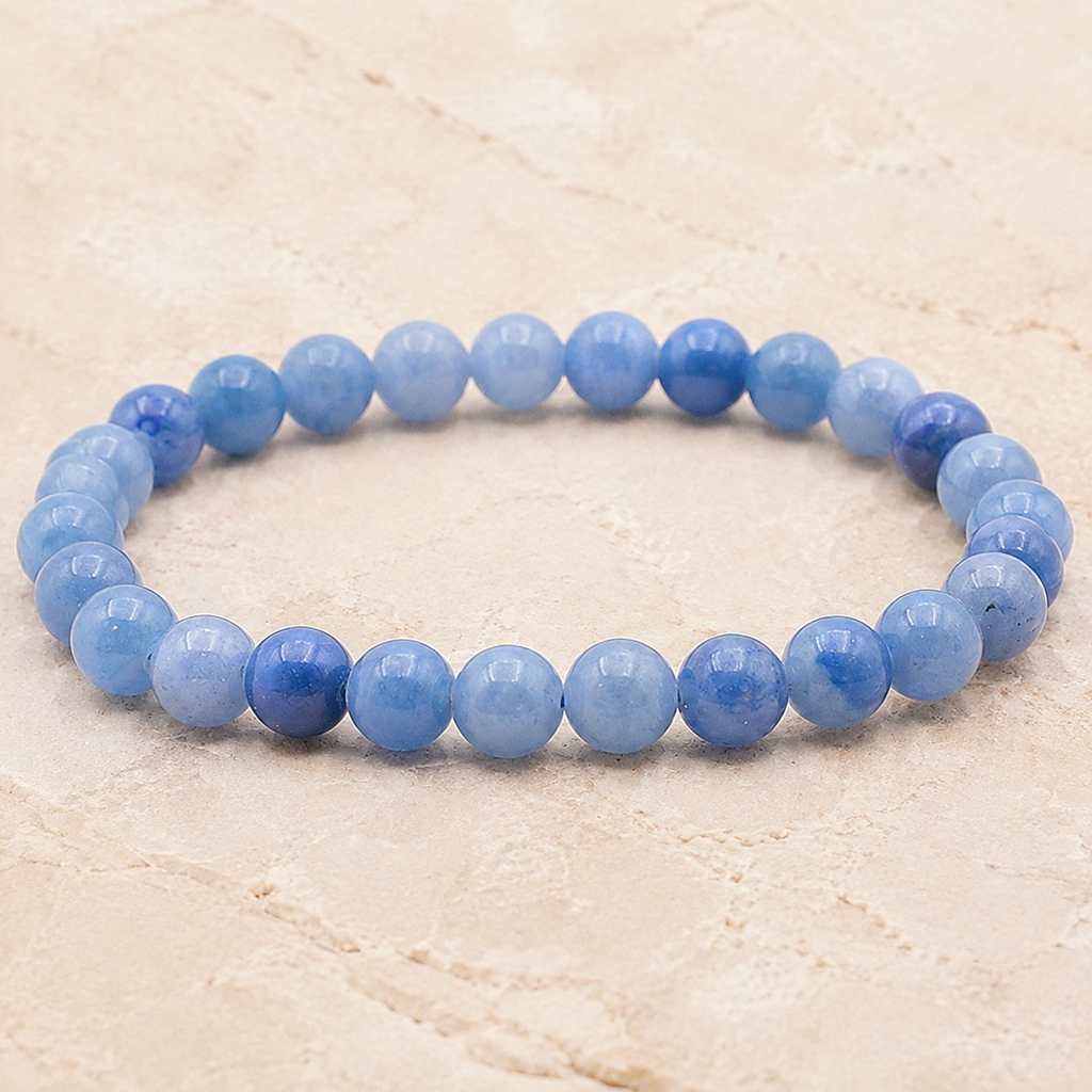 Bracelet en aventurine bleue - Perles de 6 mm présenté en entier sur une surface minérale claire