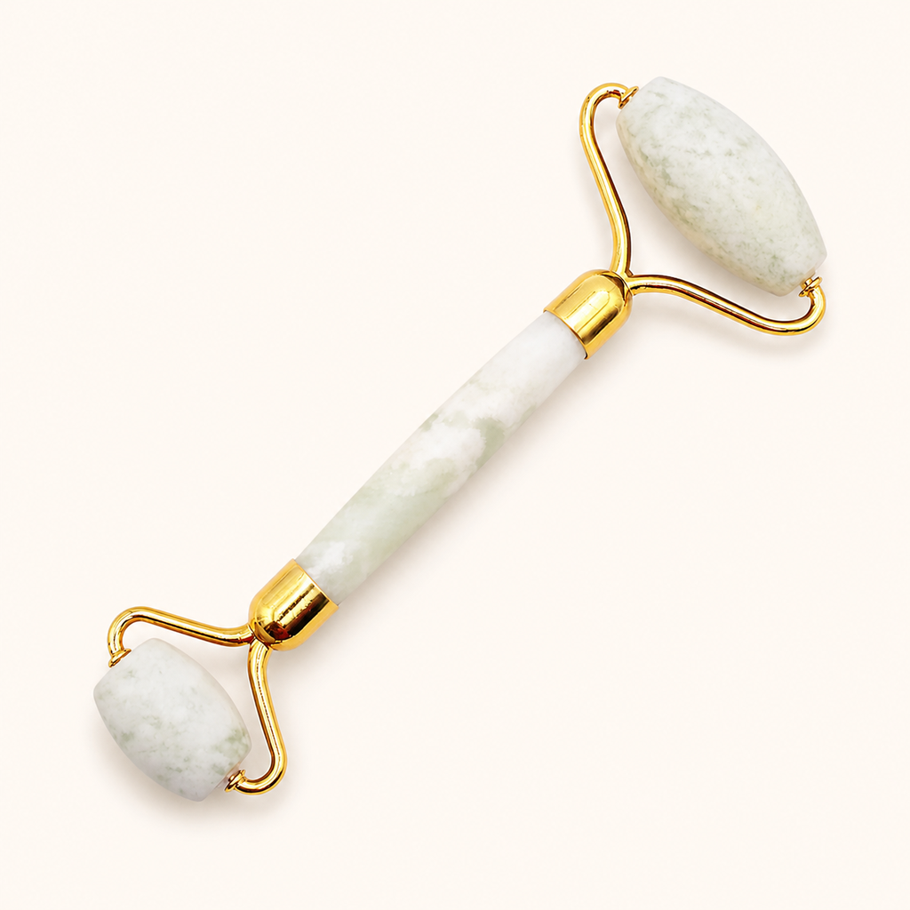 Rouleau de massage visage en jade de Chine à deux têtes, vue complète sur une surface minérale claire