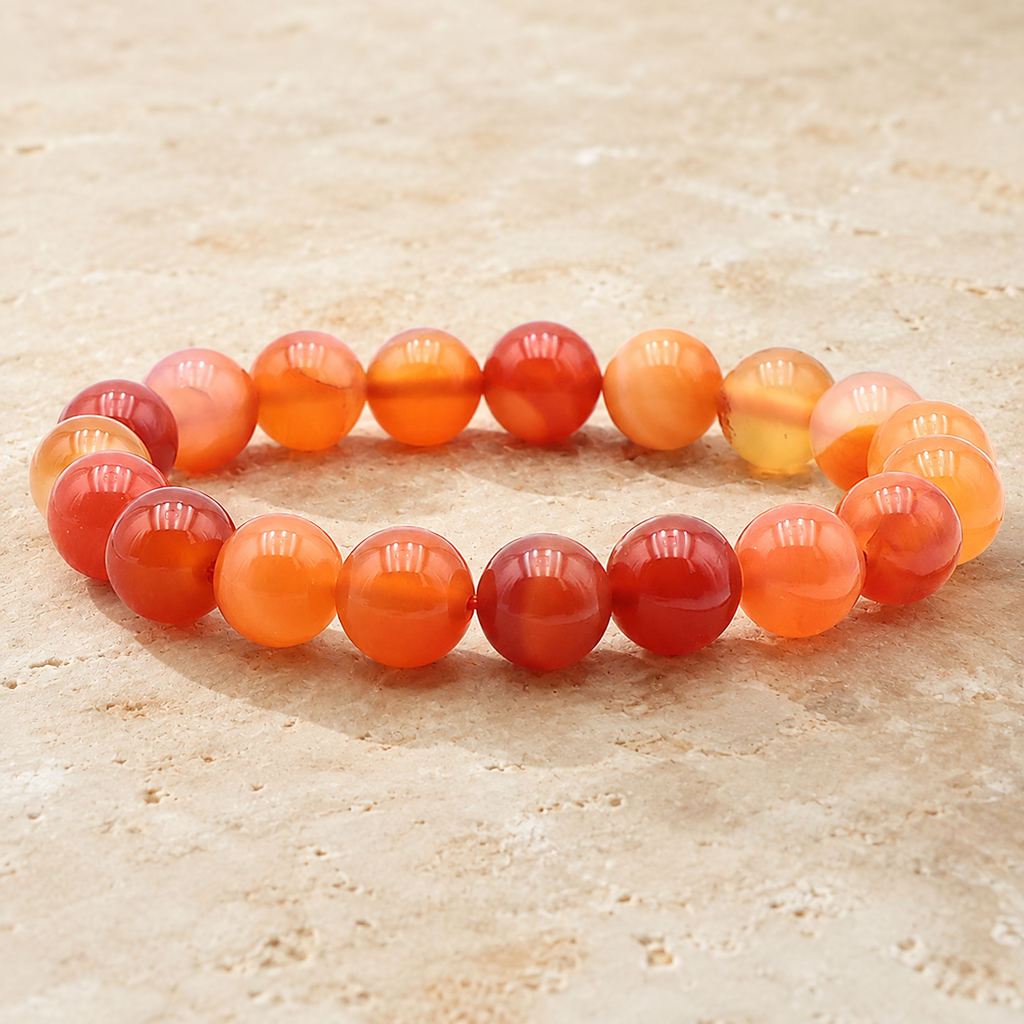 Bracelet en cornaline orange et rouge à perles de 10 mm sur pierre claire
