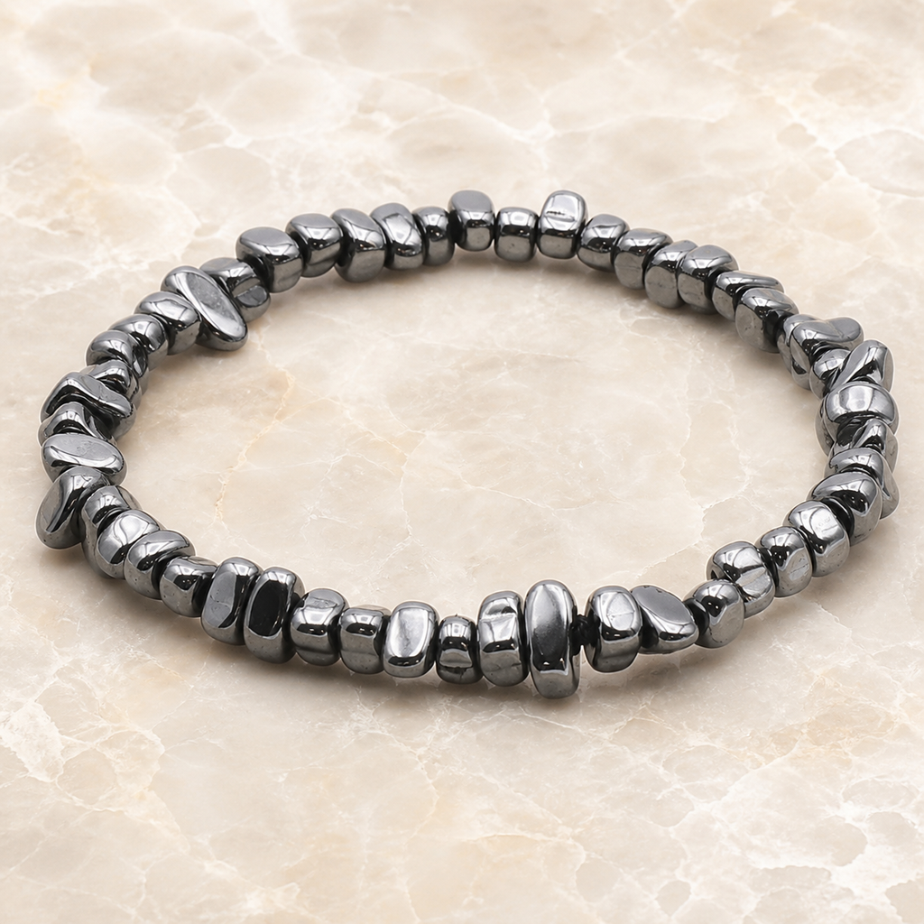 Bracelet baroque en hématite - 16 à 18 cm, vue complète sur une surface minérale claire