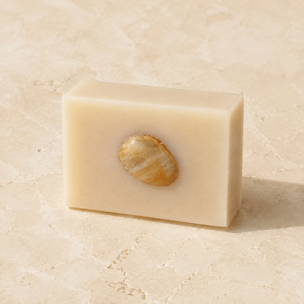 Savon au miel crème aux nuances dorées avec sa pierre intégrée, vue complète