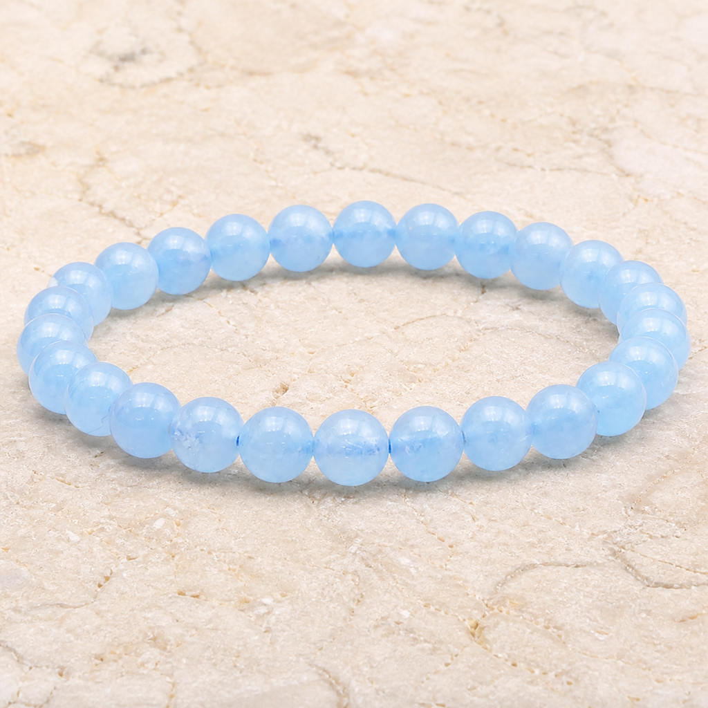 Bracelet en aigue-marine chauffée du Brésil - Perles de 8 mm, vue complète sur une surface minérale claire