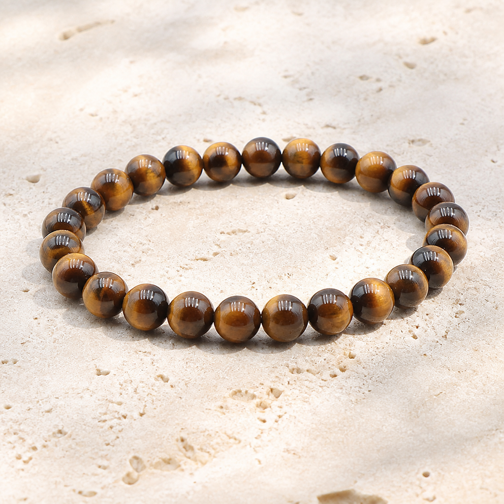 Bracelet en oeil de tigre 8 mm - 16 à 18 cm sur travertin clair