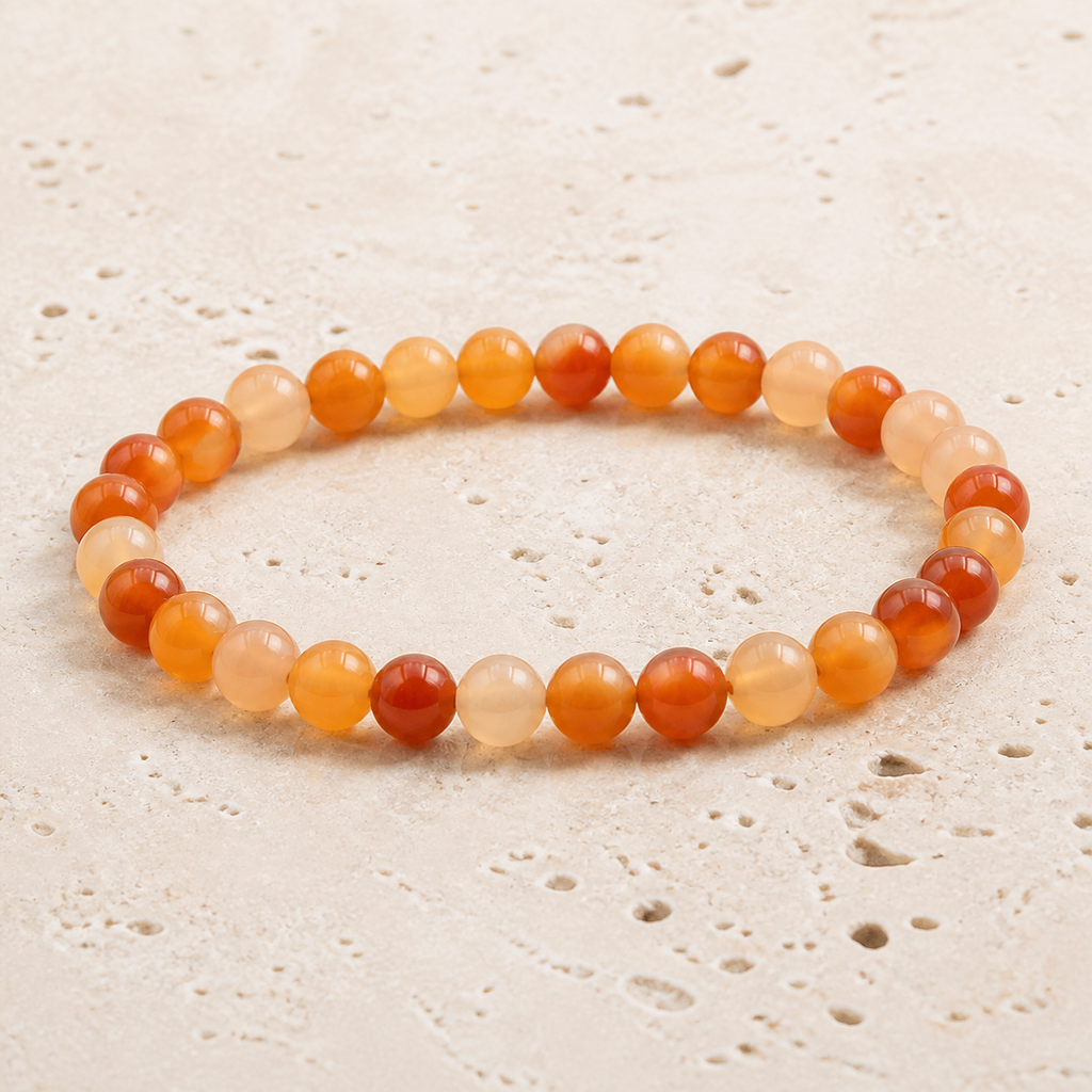 Bracelet en cornaline 8 mm - 16 à 18 cm, vue complète sur une surface minérale claire
