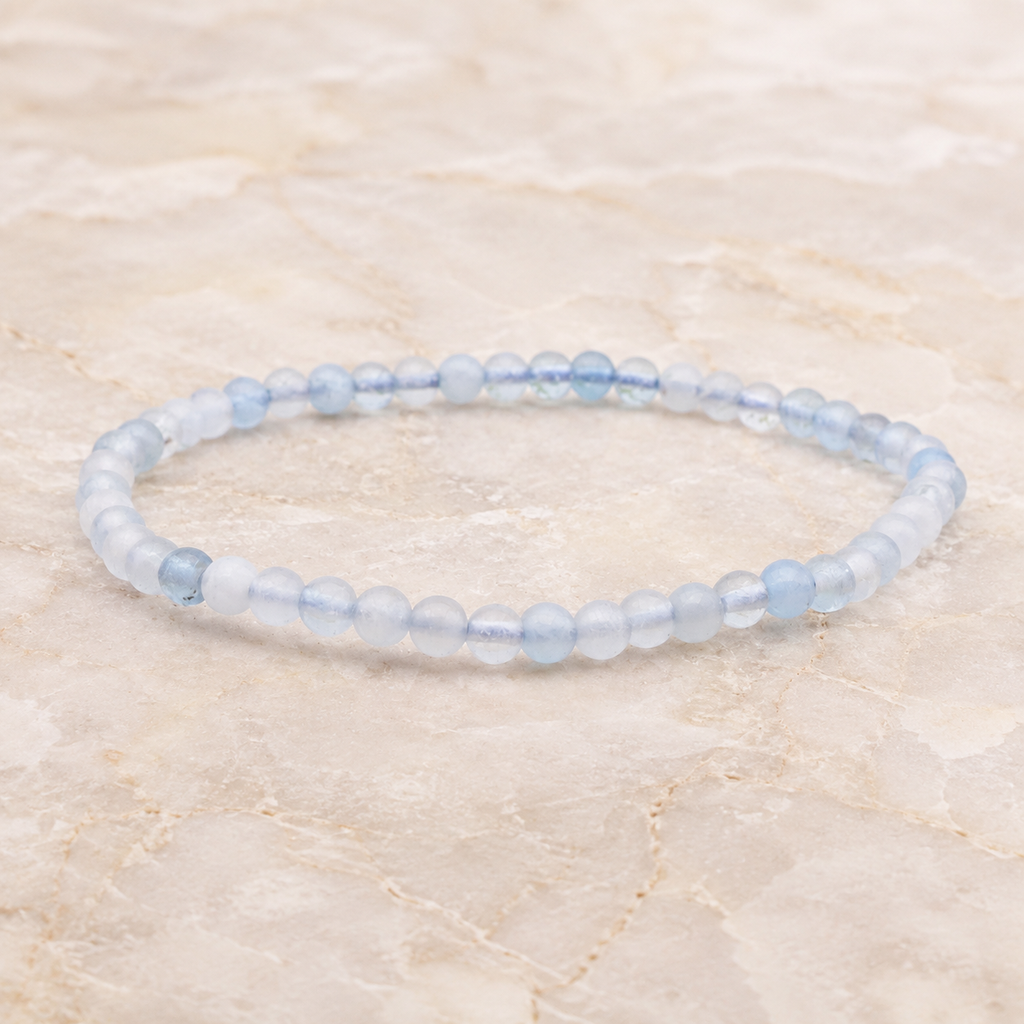 Bracelet en aigue-marine à petites perles bleu clair sur pierre claire