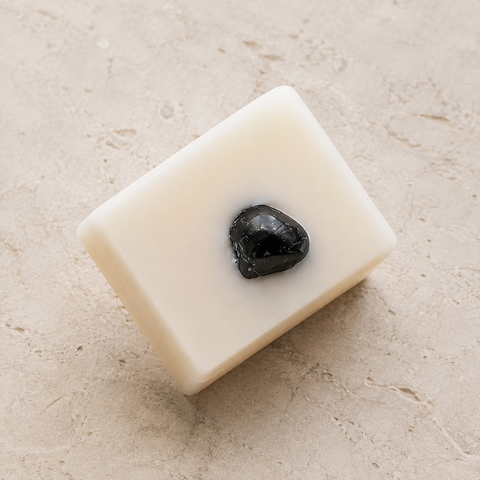 Savon framboise ivoire avec sa pierre intégrée, vue complète