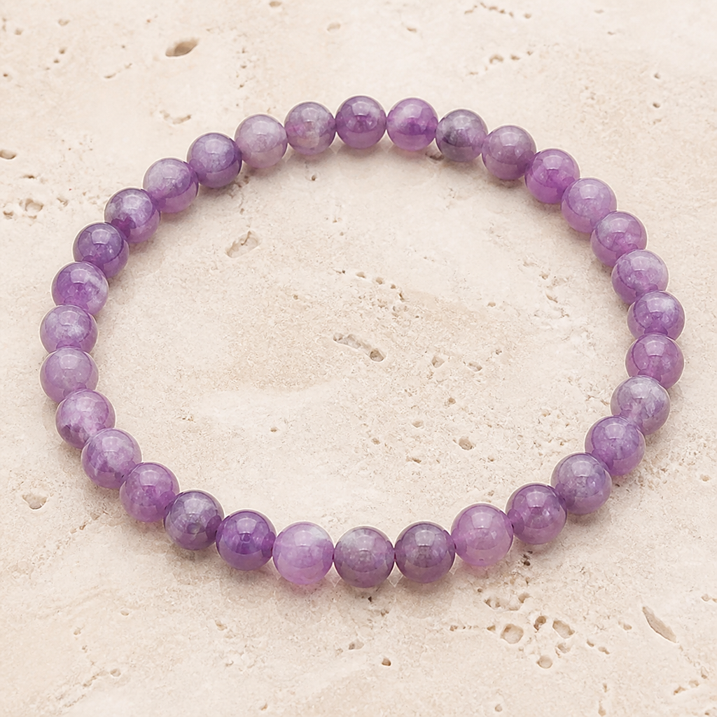 Bracelet en améthyste rubanée 6 mm sur travertin clair