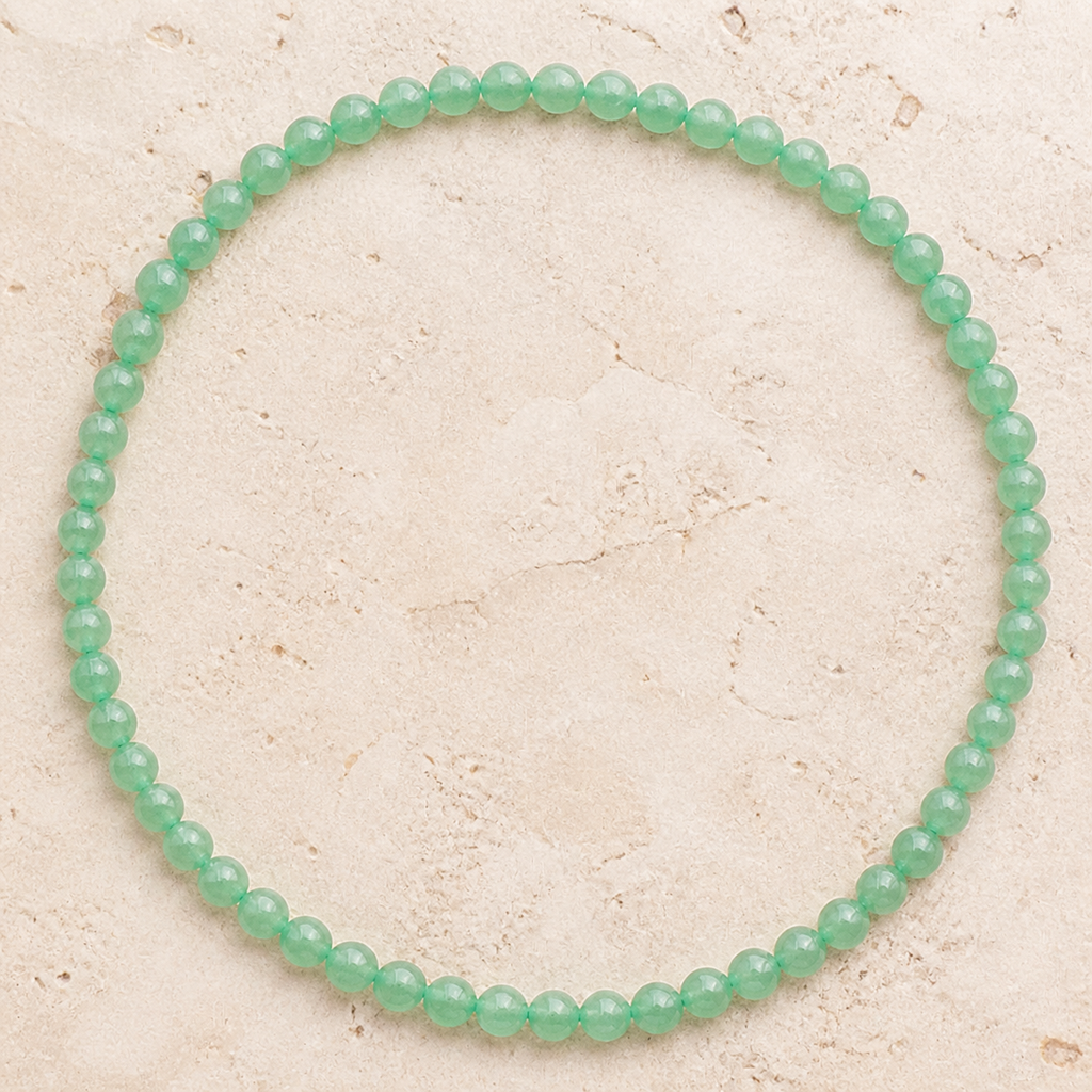 Collier en aventurine verte 6 mm - 45 cm sur travertin clair