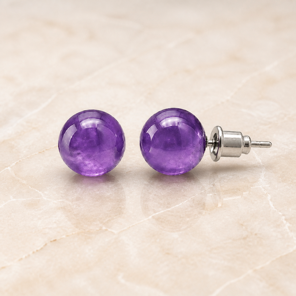 Boucles d'oreilles puces en améthyste - 8 mm, vue complète sur une surface minérale claire