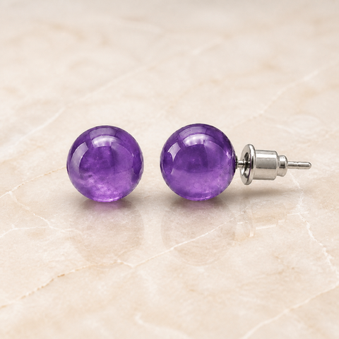 Boucles d'oreilles puces en améthyste - 8 mm, vue complète sur une surface minérale claire