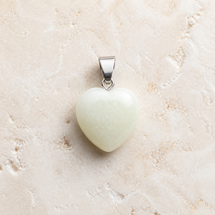 Pendentif cœur en jade de Chine 15 mm, vue complète sur une surface minérale claire