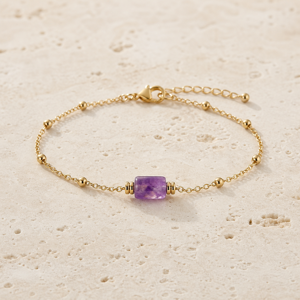 Bracelet fin doré en améthyste sur travertin