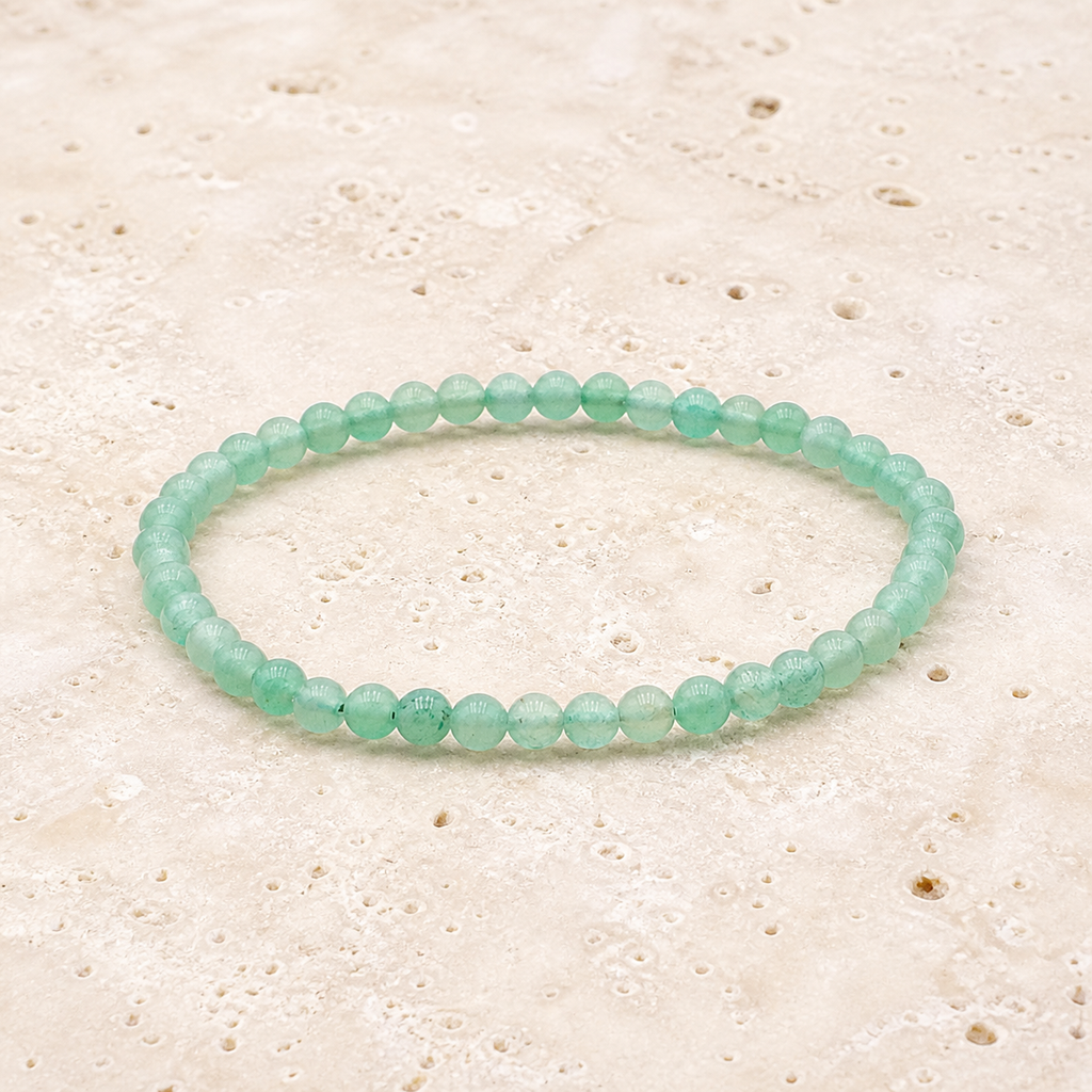 Bracelet en aventurine verte 4 mm - 16 à 18 cm sur travertin clair