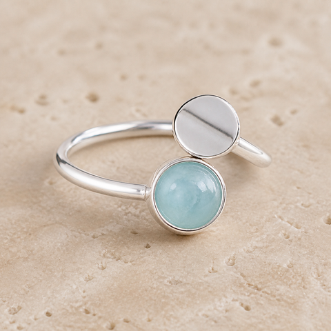 Bague ouverte en argent 925 et aigue-marine 7 mm, vue complete sur travertin clair