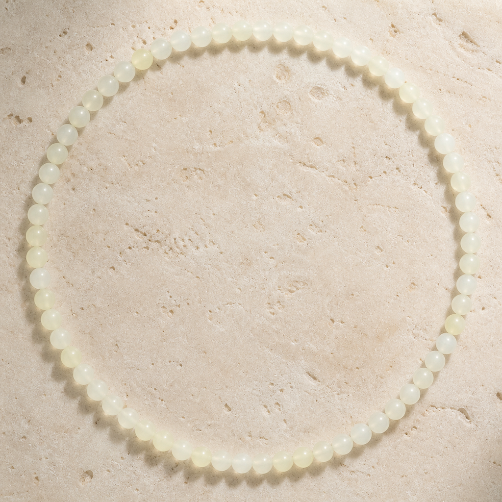 Collier en jade de Chine 6 mm - 45 cm, vue complète sur une surface minérale claire