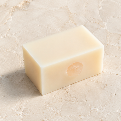 Savon rose ivoire avec sa pierre intégrée, vue complète