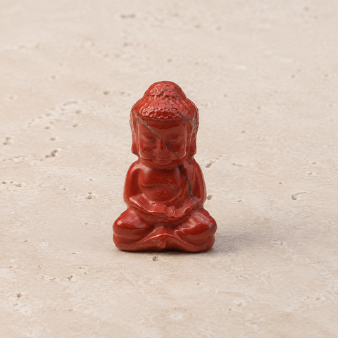 Bouddha assis en jaspe rouge veiné sur pierre claire