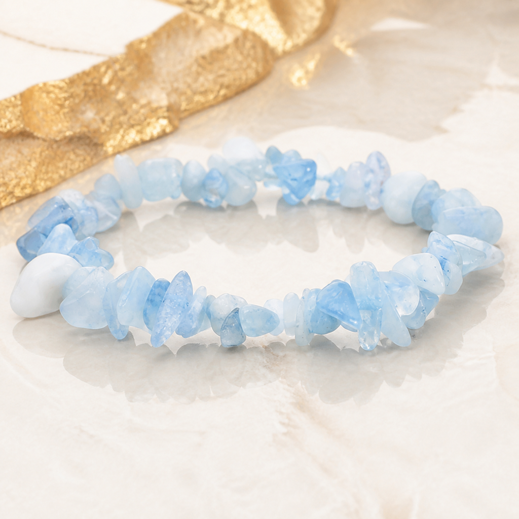 Bracelet baroque en aigue-marine du Brésil AA - 16 à 18 cm, vue complète sur une surface minérale claire