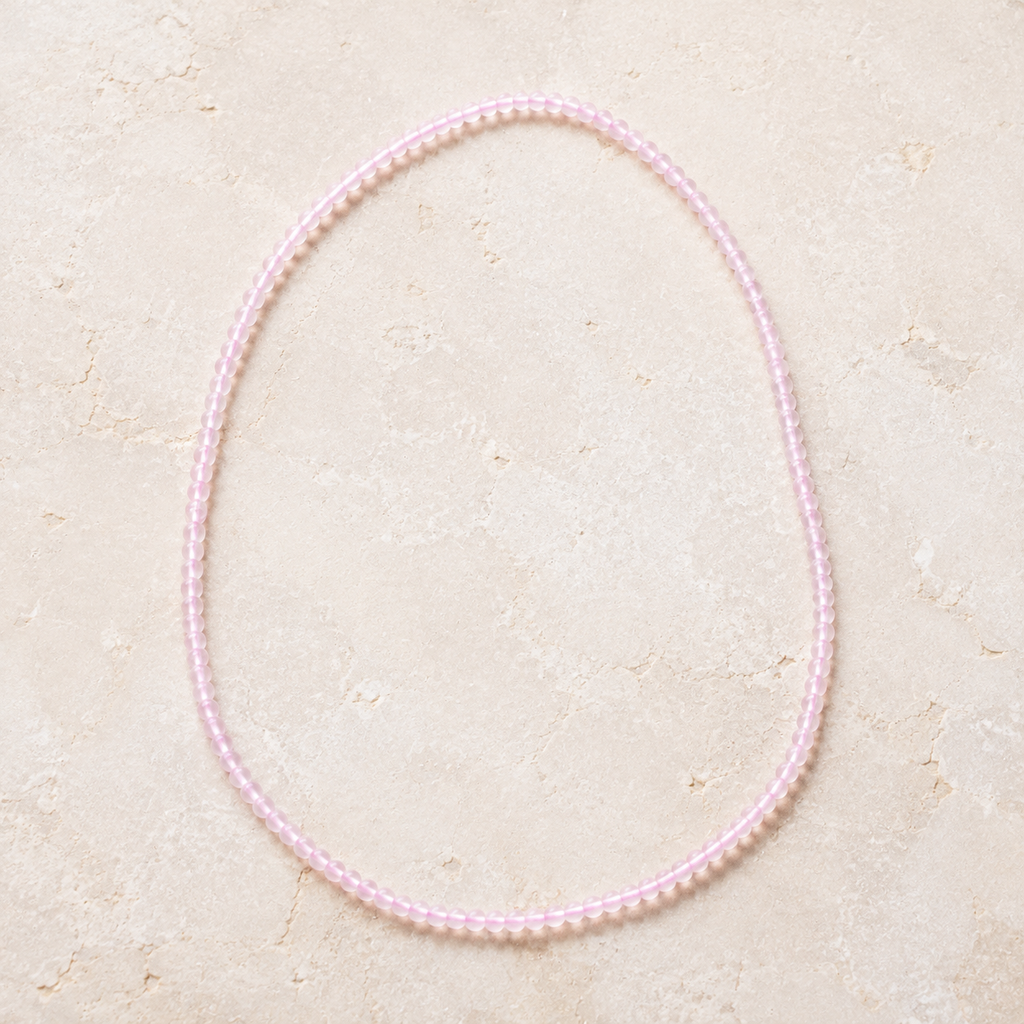 Collier en quartz rose à perles de 4 mm, un seul rang sur pierre claire