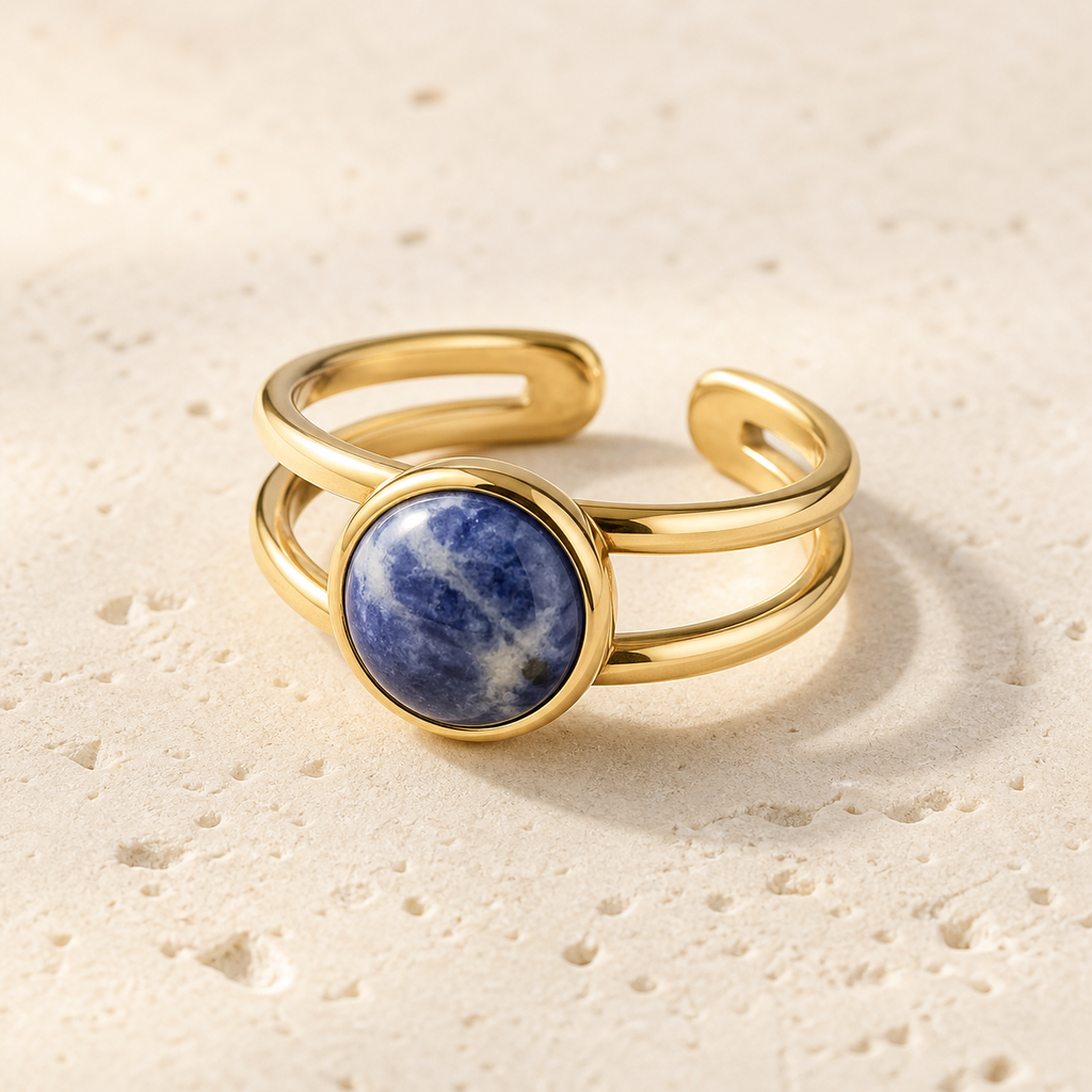 Bague dorée en sodalite - Taille 54, vue complète sur une surface minérale claire