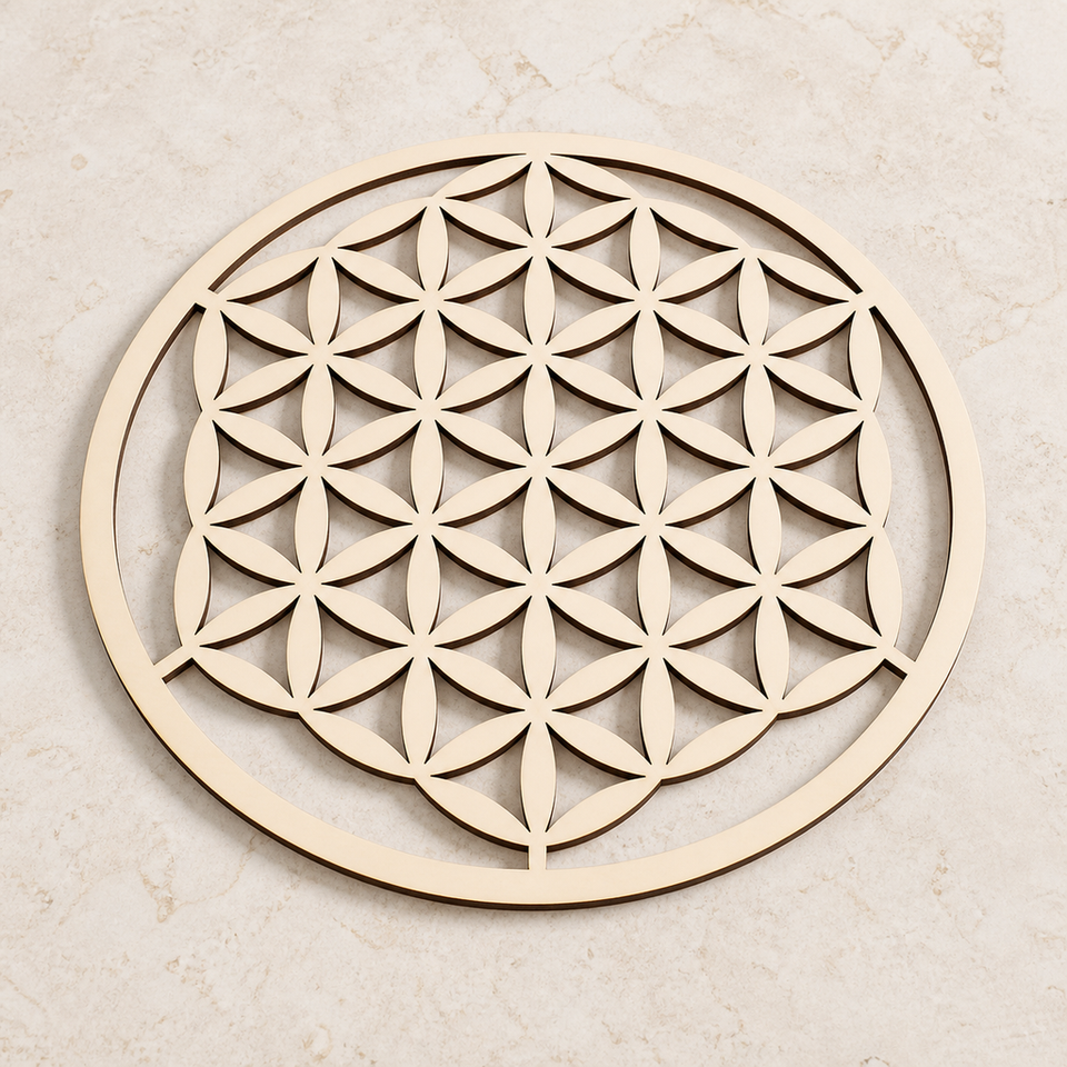 Plaque Fleur de Vie découpée en bois - 20 cm, vue complète sur une surface minérale claire