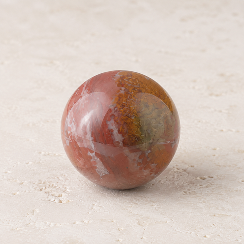 Sphère polie en agate indienne de 30 mm sur pierre claire