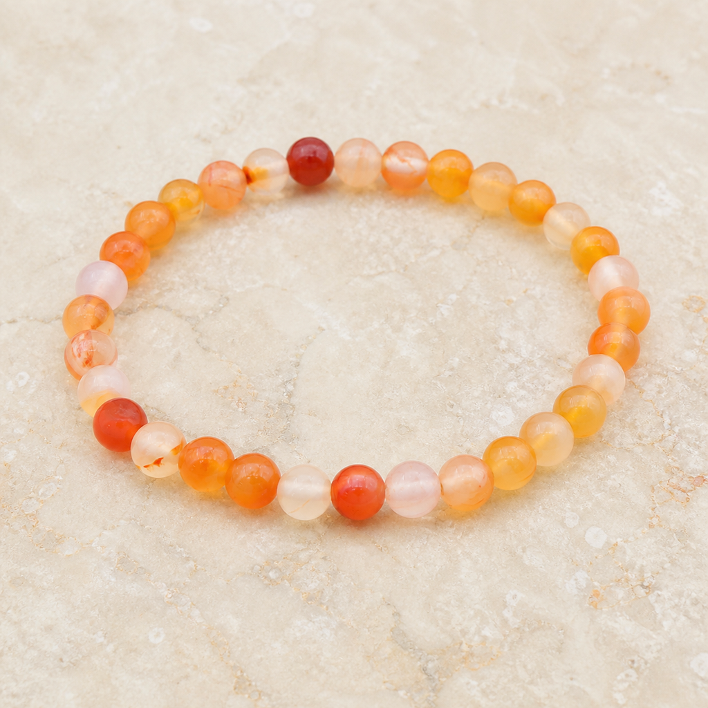 Bracelet en cornaline - Perles de 6 mm, vue complète sur une surface minérale claire