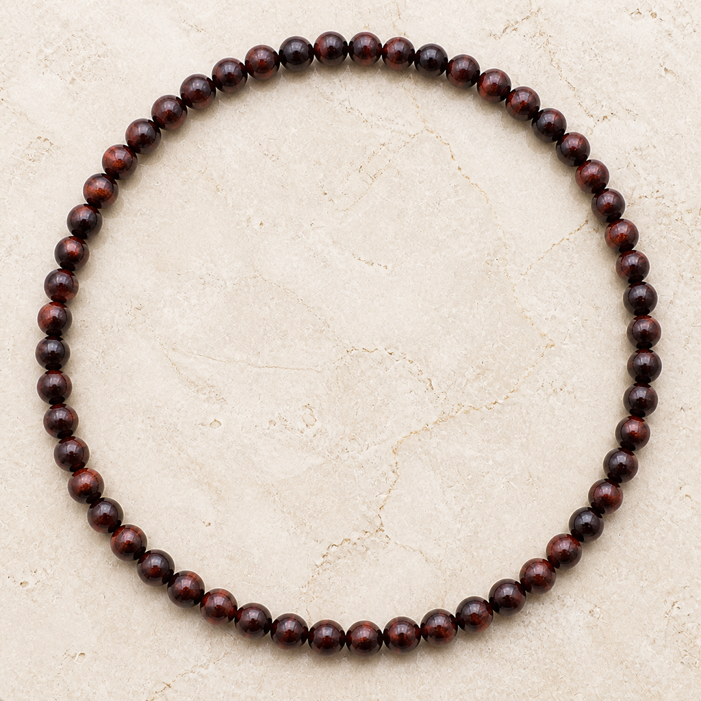 Collier en œil de taureau 8 mm - 45 cm, vue complète sur une surface minérale claire