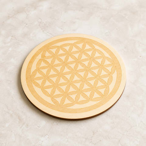 Plaque Fleur de Vie gravée en bois - 10 cm, vue complète sur une surface minérale claire