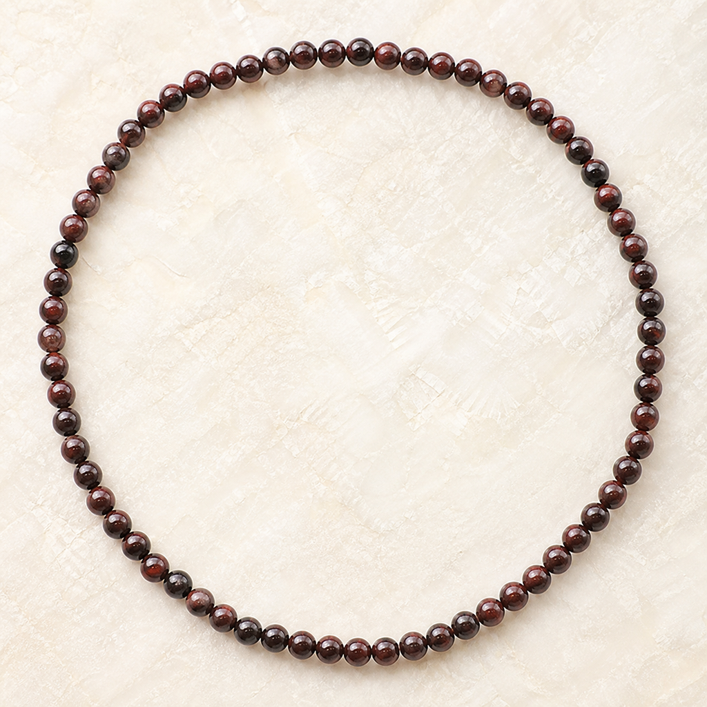 Collier en œil de taureau 6 mm - 45 cm, vue complète sur une surface minérale claire