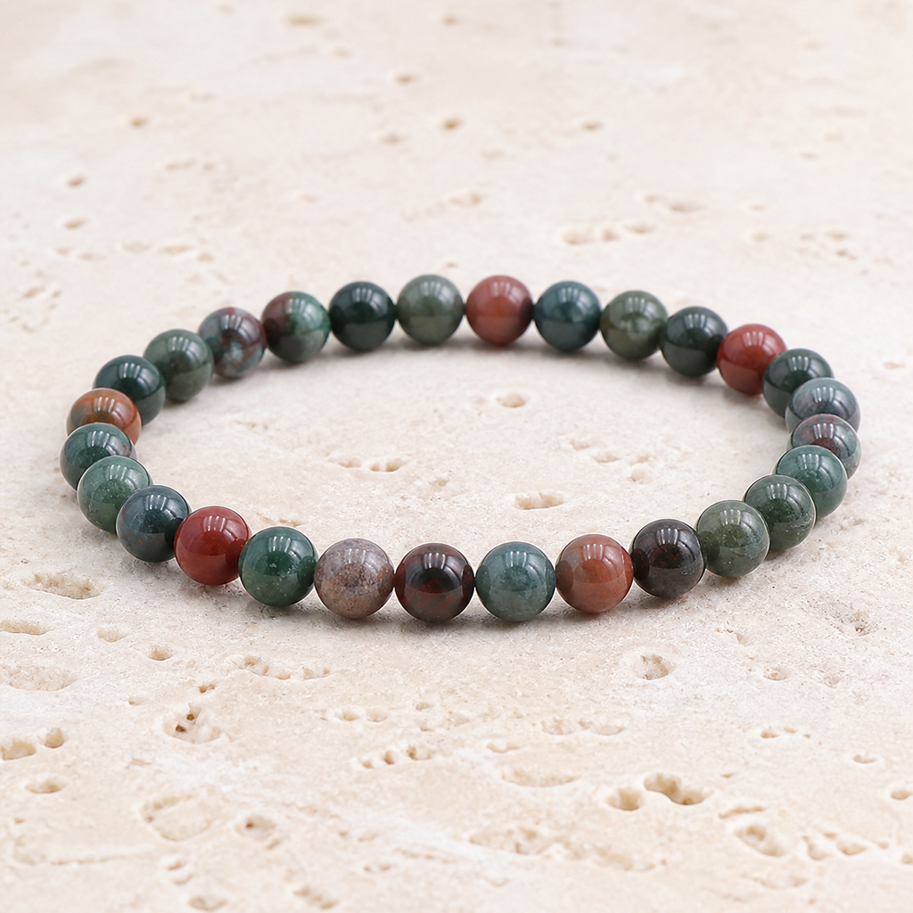 Bracelet en jaspe héliotrope du Brésil 6 mm - 16 à 18 cm, vue complète sur une surface minérale claire