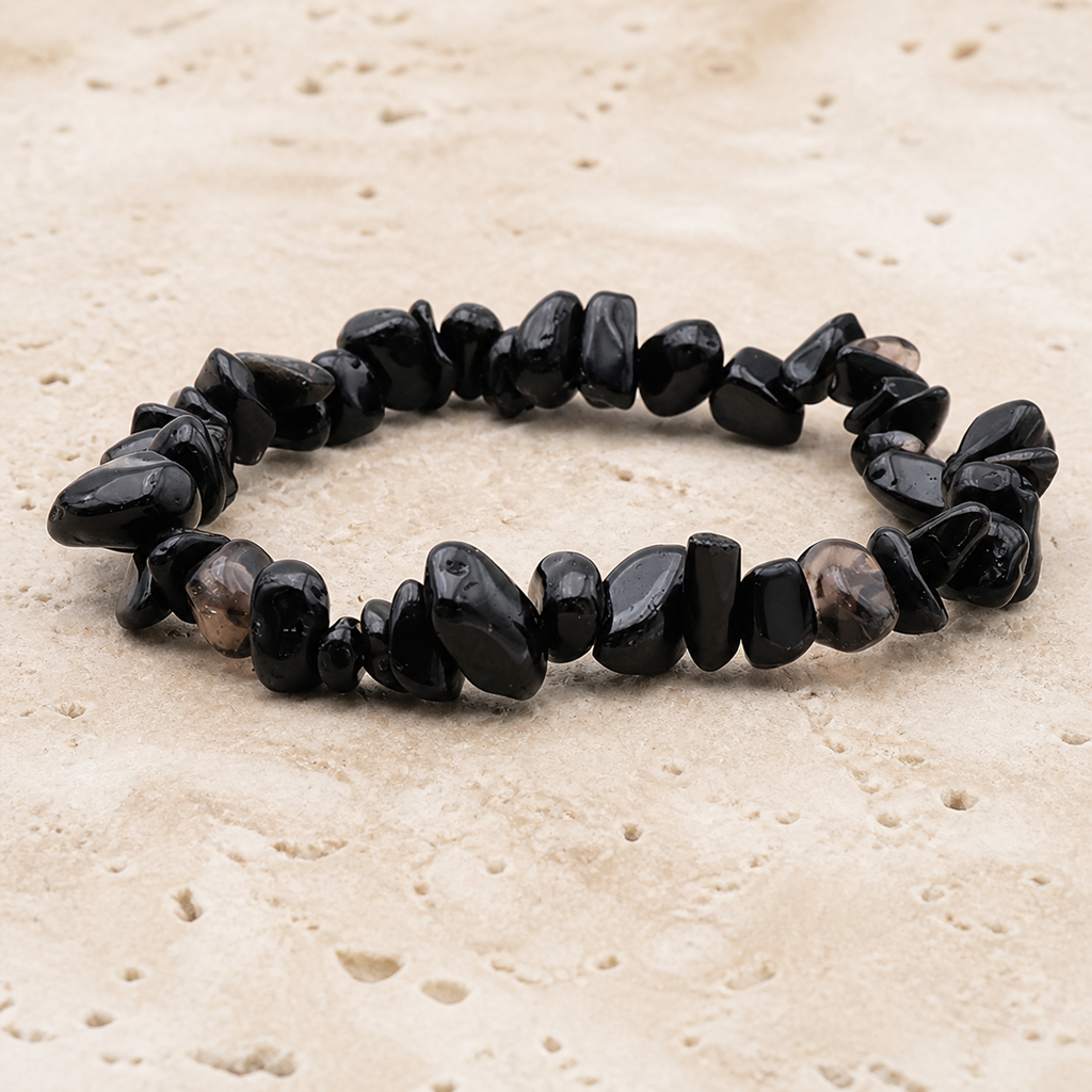 Bracelet baroque en obsidienne mixte - 16 à 18 cm sur travertin clair