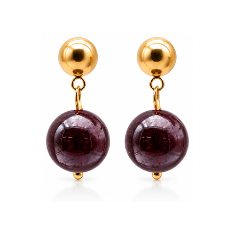 Boucles d'oreilles pendantes en grenat rouge 12 mm, paire complète sur fond blanc pur