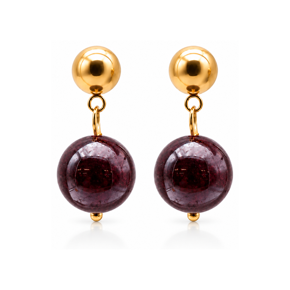 Boucles d'oreilles pendantes en grenat rouge 12 mm, paire complète sur fond blanc pur
