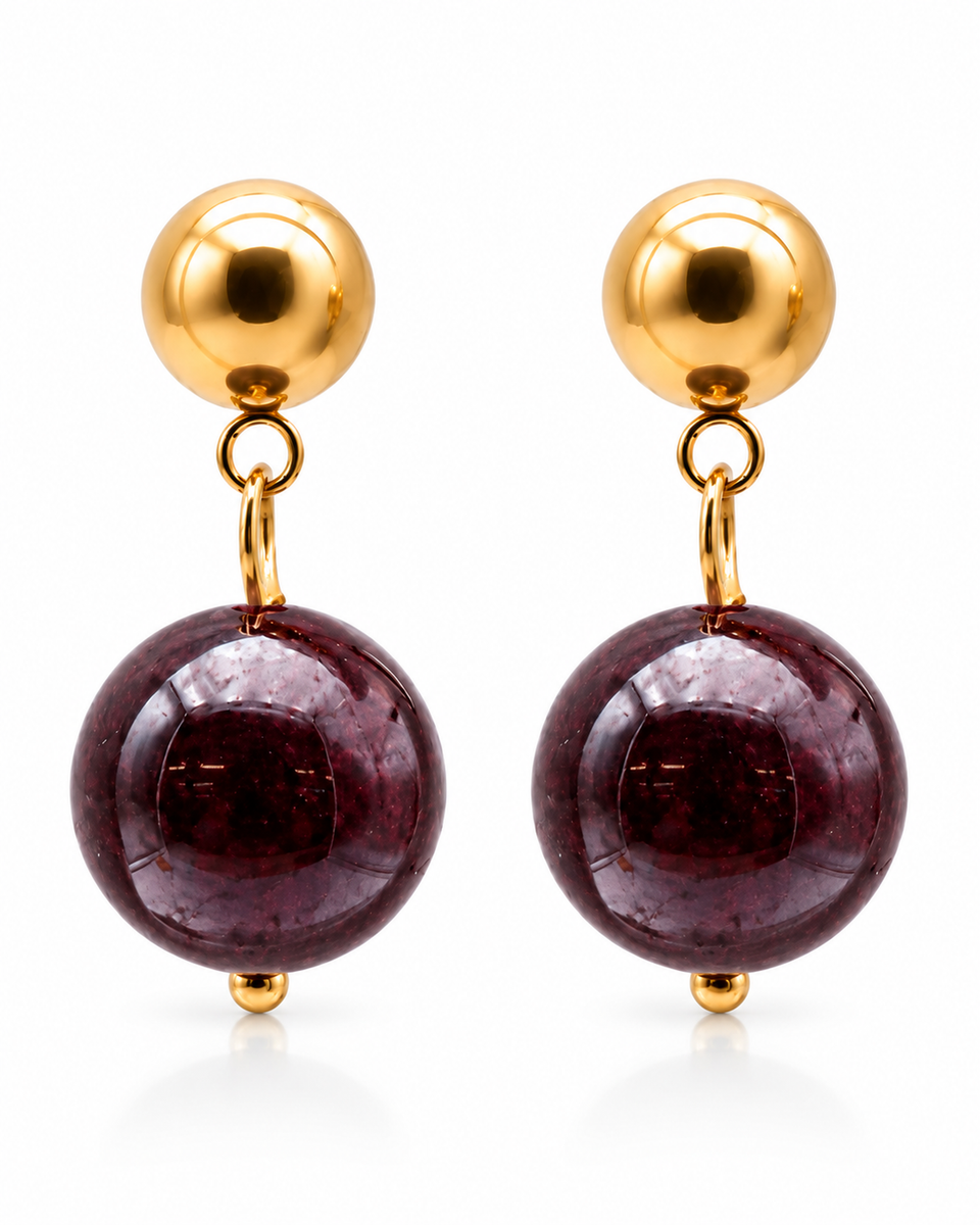 Boucles d'oreilles pendantes en grenat rouge 12 mm, paire complète sur fond blanc pur