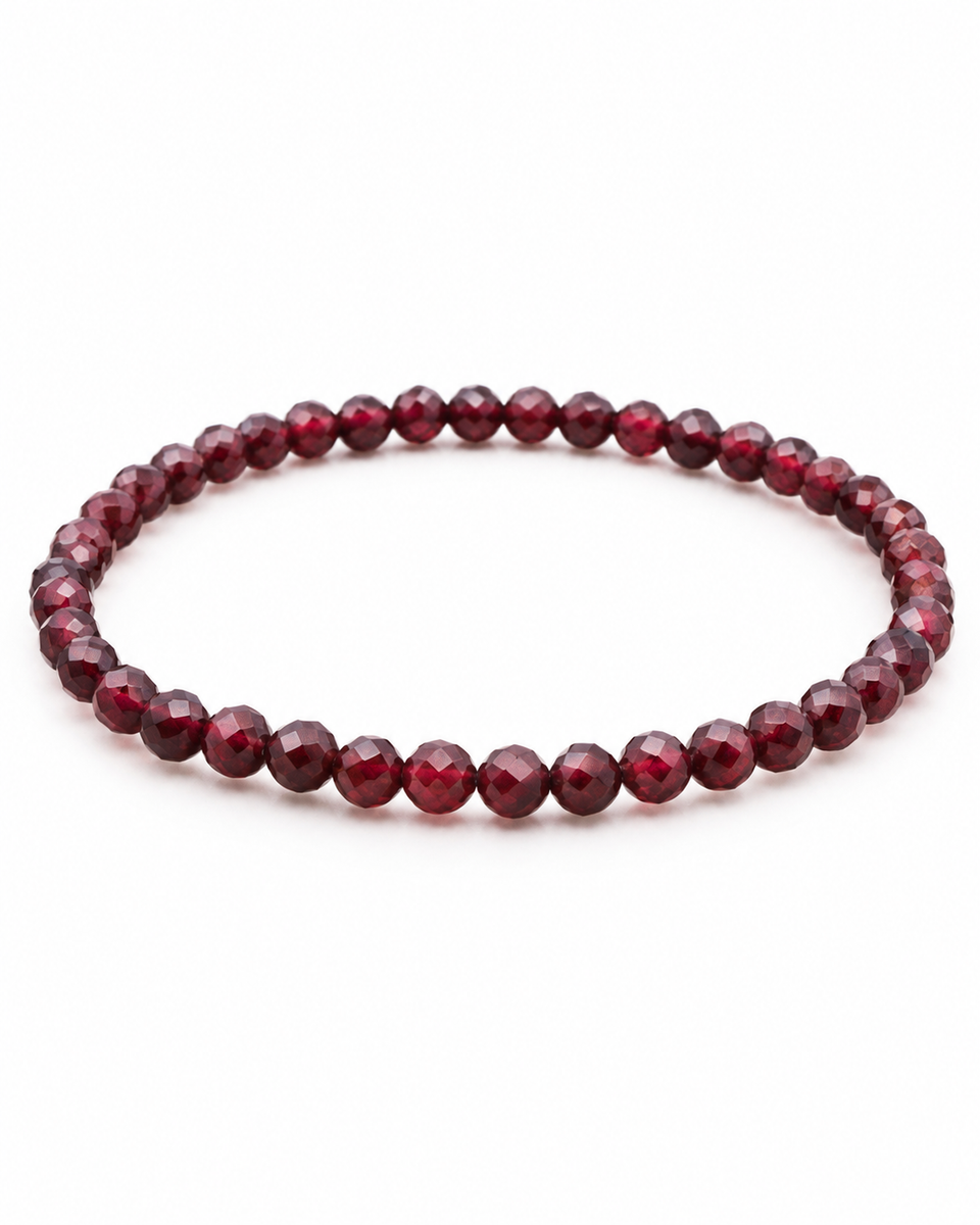 Bracelet facetté en grenat rouge 4 mm, vue complète sur fond blanc pur