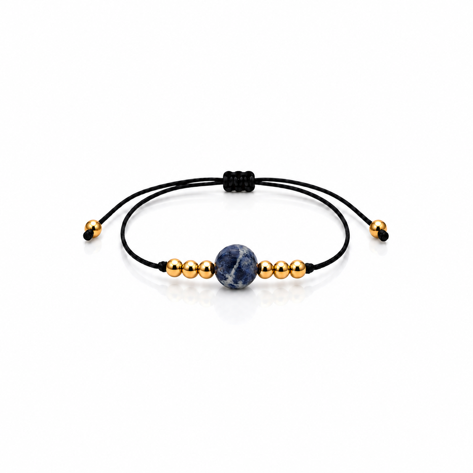 Bracelet sodalite et détails dorés entier sur fond blanc
