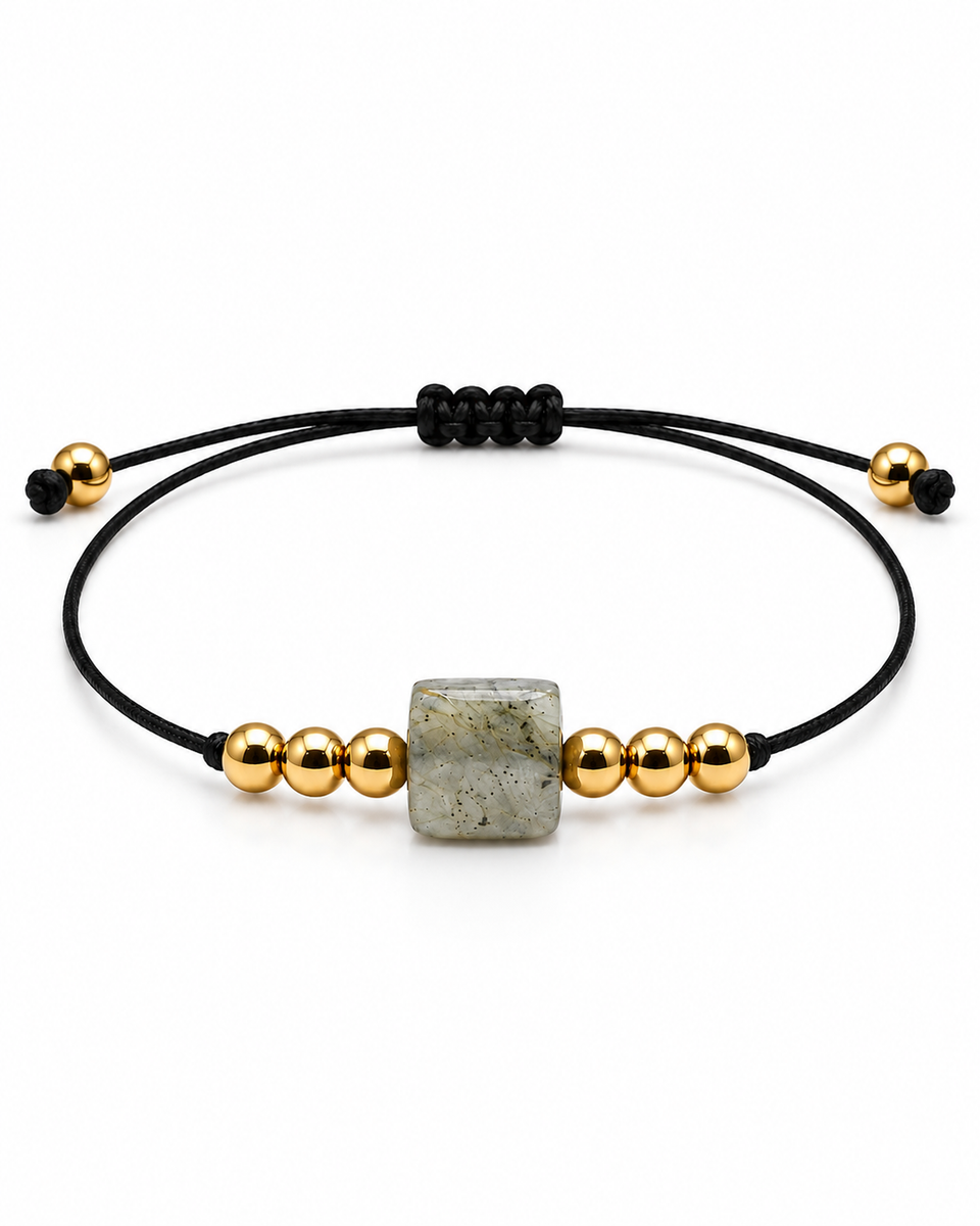 Bracelet doré en labradorite 8 mm, vue complète sur fond blanc pur avec construction et réglage visibles