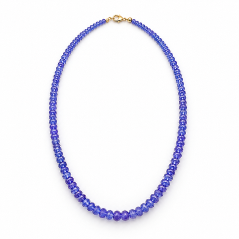 Collier en tanzanite et or 14 carats, vue complète du rang gradué de perles facettées.