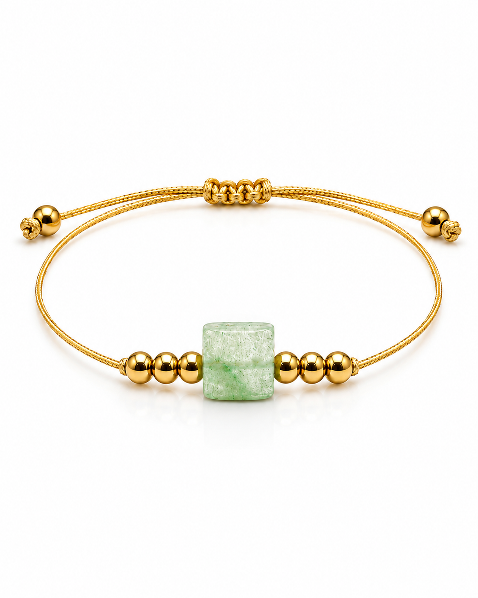 Bracelet doré en aventurine verte 8 mm, vue complète sur fond blanc pur avec construction et réglage visibles