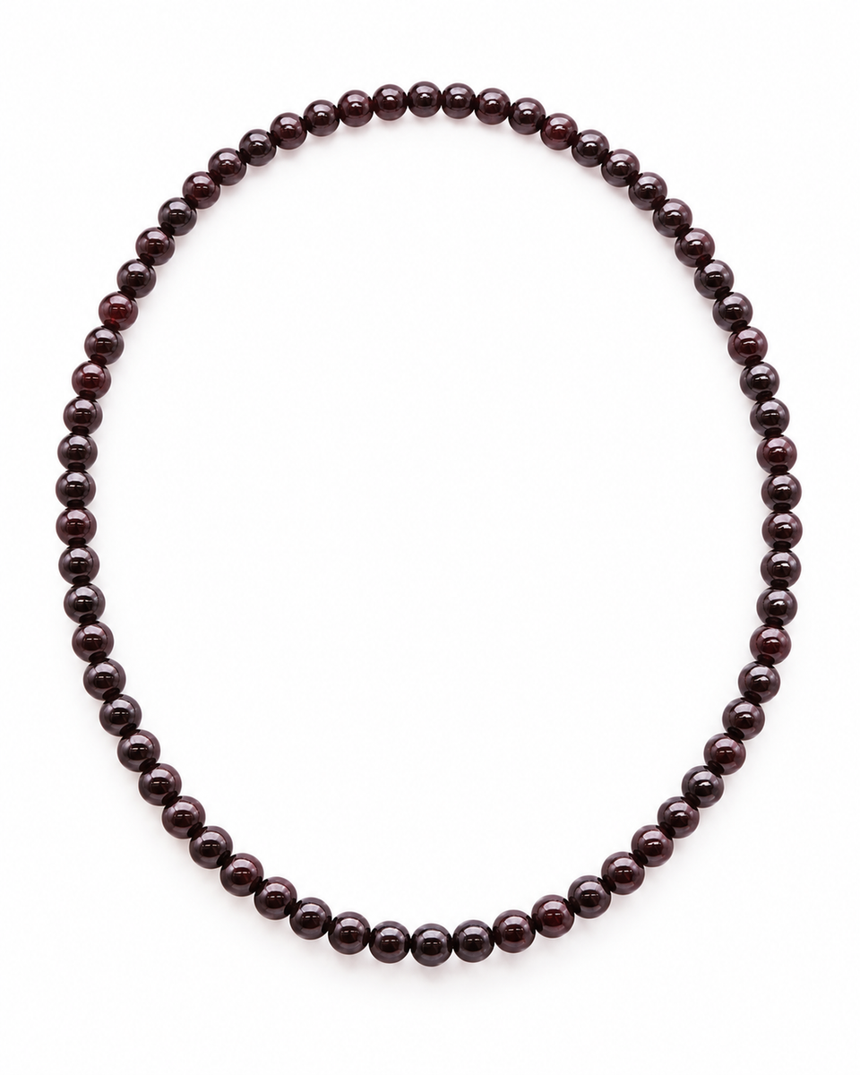 Collier en grenat rouge 6 mm - 45 cm, vue complète sur fond blanc pur